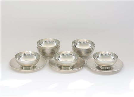 Lotto composto da dieci coppette e tre piattini a decoro sabbiato. Punzone...