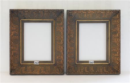 Coppia di cornici "liberty" in legno intagliato a motivi floreali (cm...