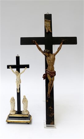 Lotto composto da due crocifissi di materiali ed epoche diverse (difetti)