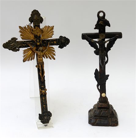 Arte del secolo XIX. Lotto composto da un Cristo crocifisso in argento e uno...