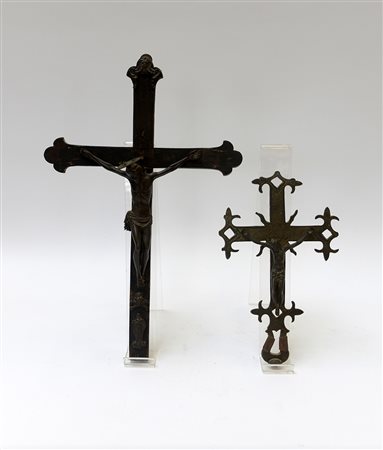 Lotto composto da due antiche sculture in bronzo raffiguranti Cristo...