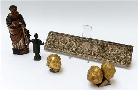 Lotto composto da tre teste in cotto dorato raffiguranti putti, un fregio in...