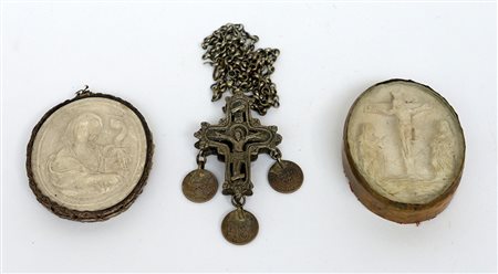 Lotto composto da due medaglioni in schiuma e una collana con crocifisso in...