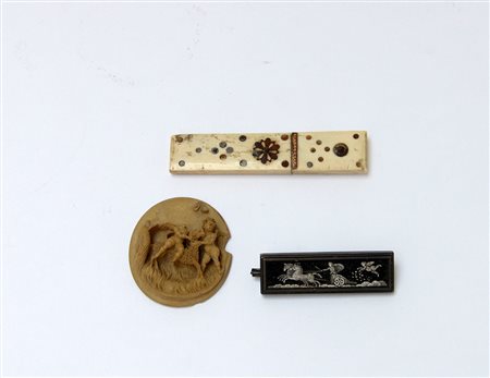 Lotto composto da un piccolo intaglio in pietra lavica, un porta aghi in...