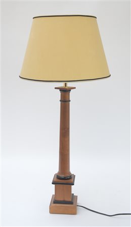 Lampada da tavolo a una luce con fusto in legno a colonna completo di...