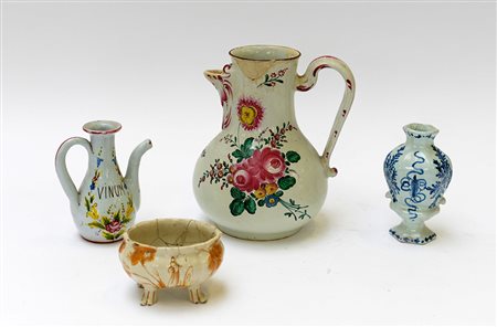 Manifatture diverse. Lotto composto da una caffettiera in maiolica del secolo...