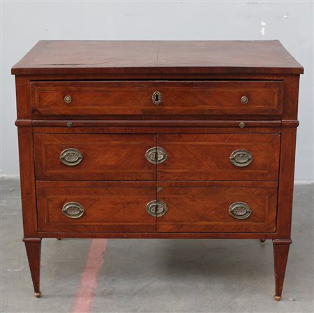 Piccolo cassettone lastronato in noce con due cassetti grandi trasformati in...