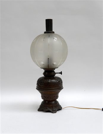 Lampada ad olio montata a luce elettrica in metallo sbalzato ed inciso con...