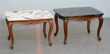Lotto di due tavolini con gambe mosse e piani in marmi differenti, nero e...