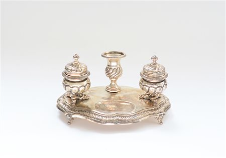 Calamaio in argento di forma ovale sagomata con contenitori decorati a...