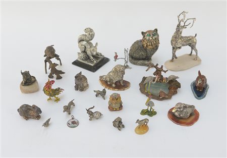 Cartone contenente numerosi animali in materiali diversi (difetti)