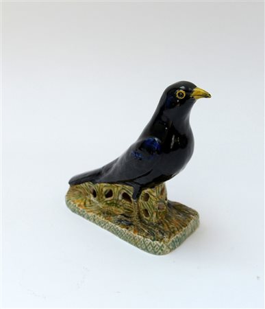 Scultura in ceramica policroma raffigurante un uccello, firmato alla base A....