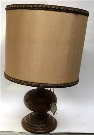 Lampada da tavolo ad una luce con struttura in legno tornito completo di...