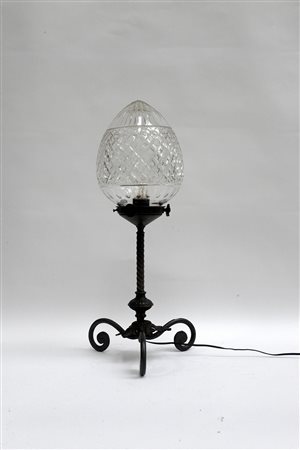 Lampada da tavolo ad una luce con struttura in ferro battuto e paralume in...