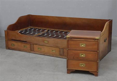 Lotto composto da un letto stile navy ad una piazza con tre cassetti e due...