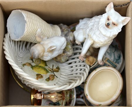 Cartone contenente diversi oggetti di materiali differenti (difetti)