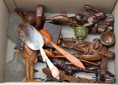 Cartone contenente diversi oggetti di materiali differenti (difetti)