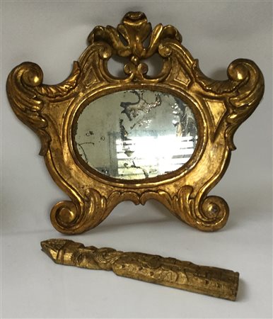 Lotto composto da un piccolo specchio con cornice in legno intagliato e...