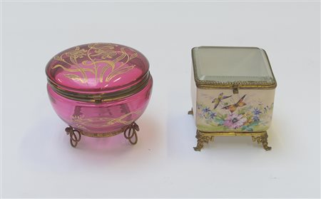 Manifatture diverse. Lotto composto da due scatole in vetro e opaline con...