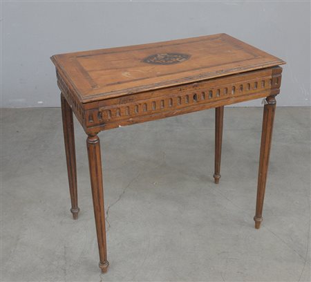 Tavolino da lavoro con piano ribaltabile filettato e intarsiato, gambe...