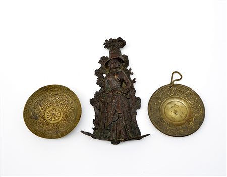 Lotto composto da un fregio in bronzo raffigurante una dama e due piattini di...