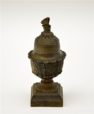 Calamaio in bronzo con presa cesellata a forma di farfalla. Secolo XIX