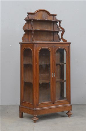 Vetrinetta a due sportelli, alzata a giorno con montanti sagomati e piedi a...