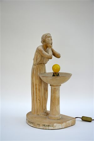Lampada da tavolo in gesso patinato decorata a figura femminile iscritta...