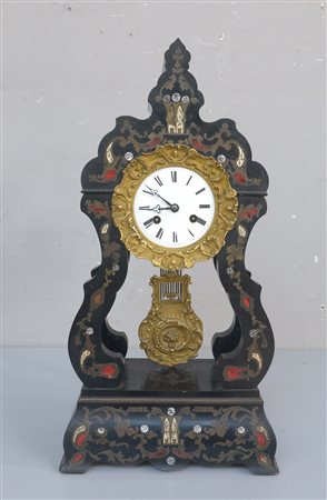 Pendola da tavolo in legno ebanizzato di struttura architettonica con...