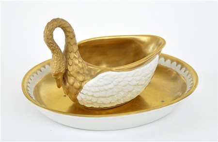 Manifattura di Dresda. Salsiera in porcellana a forma di cigno dorato con ali...