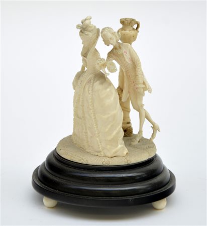 Arte del secolo XIX "Scena galante" gruppo in avorio (h. cm 8) (difetti)