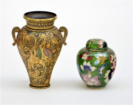 Due vasetti in smalti e metallo di manifattura orientale
