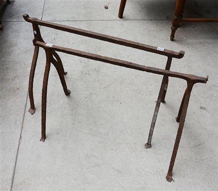 Coppia di basi in ferro battuto con gambe sagomate