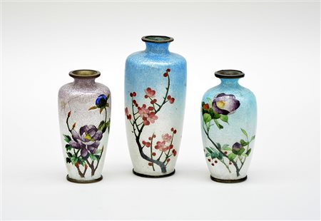 Lotto composto da tre vasetti in metallo decorato a smalti