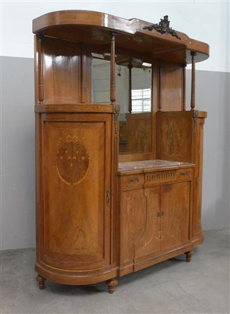 Contro buffet filettato e decorato con intarsi floreali, piano centrato da...