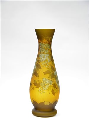 Grande vaso a cammeo in vetro decorato con fiori nei toni del bruno, arancio...