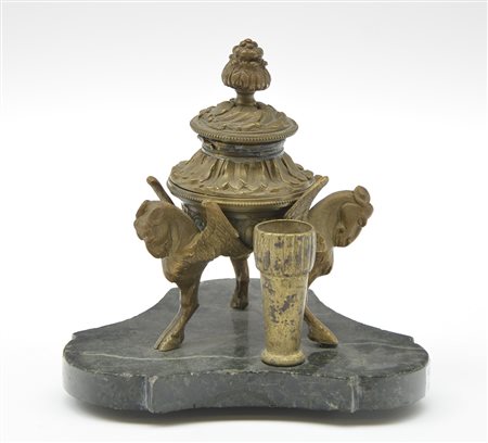 Calamaio in bronzo con vasca sormontata da animali fantastici (h. cm 15)...