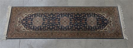 Tappeto passatoia rumeno, sec. XX Disegno a medaglioni su fondo blu (cm...