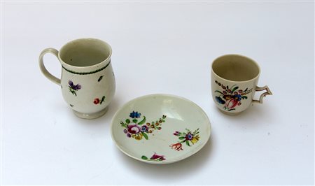 Manifatture diverse, secolo XVIII. Lotto composto da una tazzina con piattino...