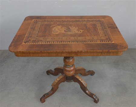 Tavolino da centro in noce con piano intarsiato a motivi geometrici e figura...