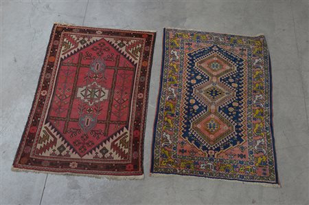 Lotto di due tappeti orientali decorati con motivi geometrici, sec. XX (cm...