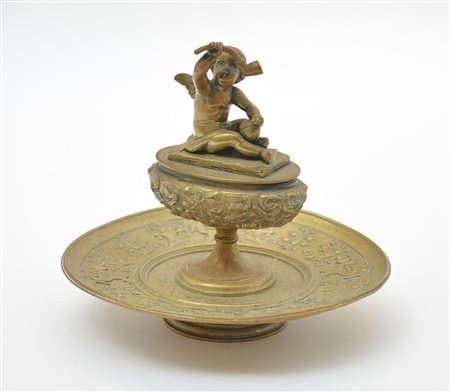 Set da fumo in bronzo con porta cerini sormontati da amorini. Inizio secolo...