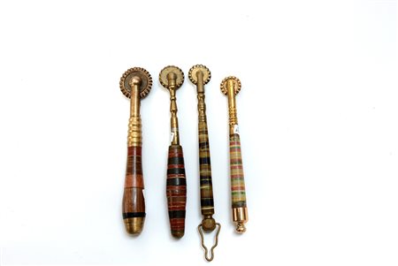 Lotto composto da quattro rondelle da pasta in ottone con inserti a disco in...