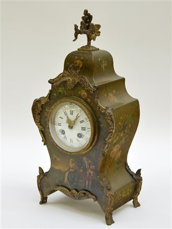 Pendola in legno laccato e decorato con scena romantica, quadrante in smalto...