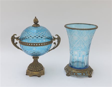 Lotto composto da un'alzata biansata con coperchio e un vaso in vetro blu...