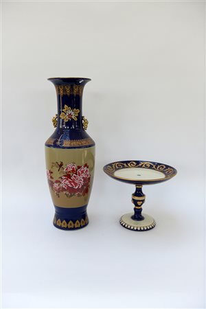 Lotto composto da un vaso a balaustro in ceramica con decoro orientale (h cm...