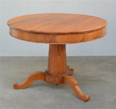 Tavolo da centro in legno chiaro, piano circolare con gamba centrale...