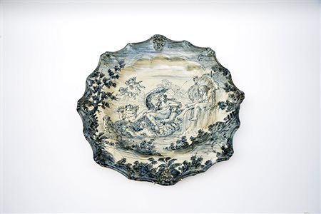 Manifattura di Savona, secolo XVIII. Grande piatto in maiolica decorato in...