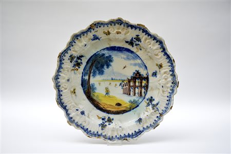 Manifattura di Savona, secolo XVIII. Piatto in maiolica decorato in...