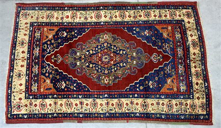 Tappeto Anatolia sec. XX Disegno a medaglione lanceolato su fondo ruggine...